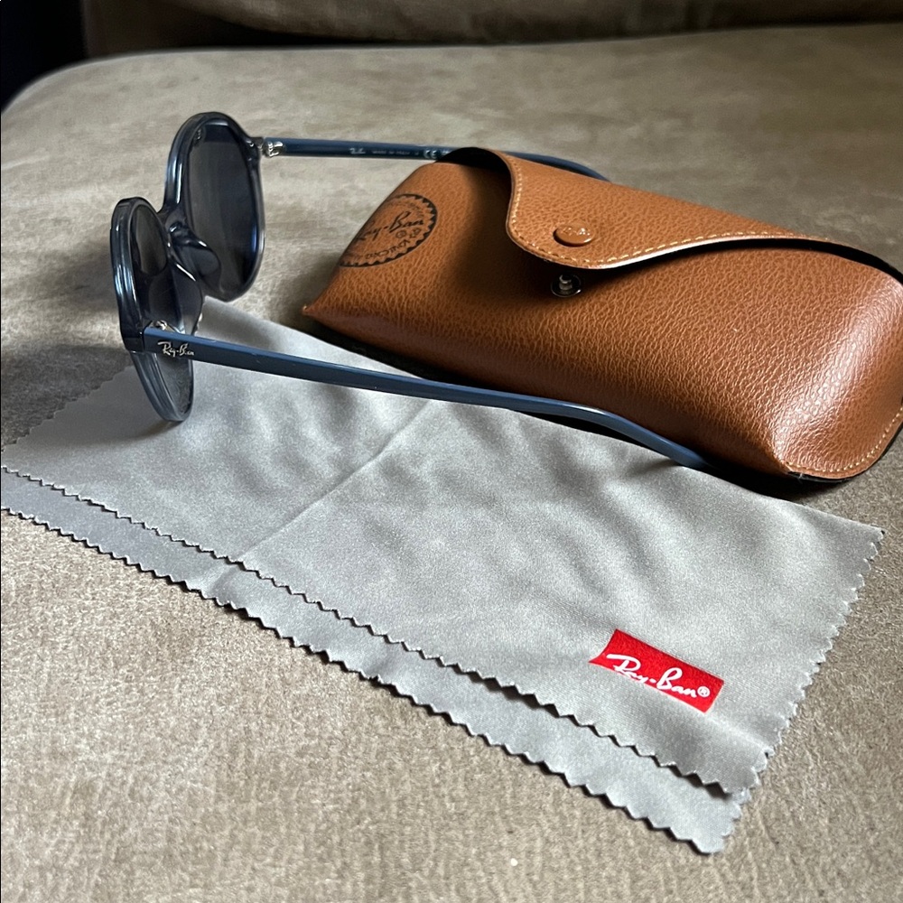 Ray-Ban Black Round Sunglasses with Tan Case - Picture 2 of 6